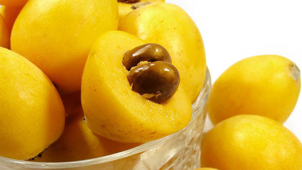 有荨麻疹吃枇杷有影响吗？枇杷可以治疗哪些疾病？