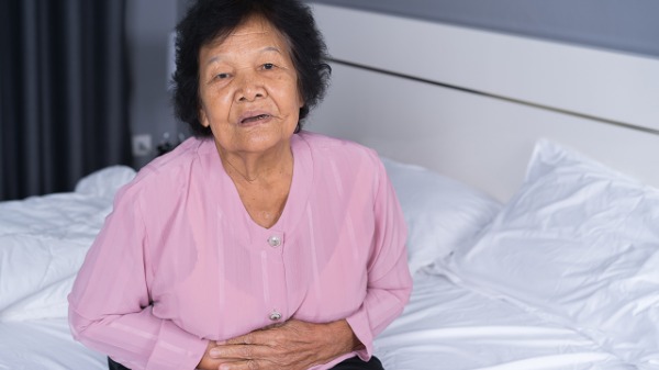 老年男性秃头的原因是什么？什么是慢性休止期秃发